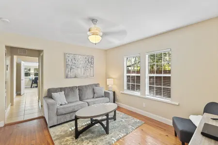 Southern Comfort 2-BR Cottage-Downtown Inverness