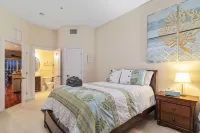 Luxury waterfront townhome, 5 min to beach, pool, boat slip & rooftop deck! - 자쿠지