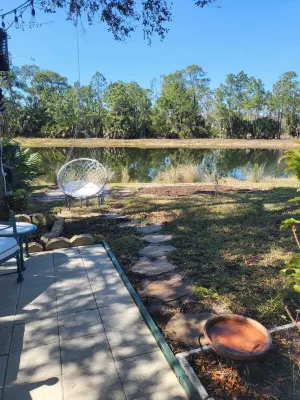 Relaxing waterfront property, 10 minutes from the beach