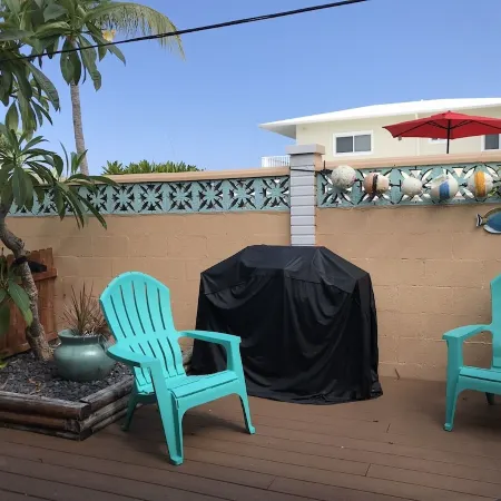 Convenient central Marathon location, canal view.