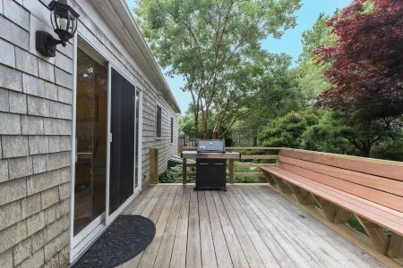 The Boarding House, King bed comfort. Close to Nantucket Sound beaches.