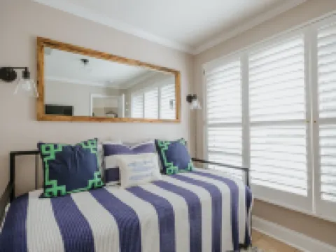 Lagoon view villa with office, easy walk to beach! Hotels in Kiawah Island