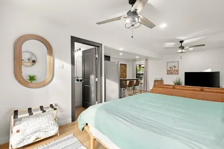 Couple's Lake View Getaway! - Kayaks, Paddle Boards + Pet Friendly - Отели рядом с достопримечательностью «Cranes Mill Marina»