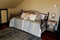 Harmony Haven, a small town cottage retreat, large garden and outdoor adventure.