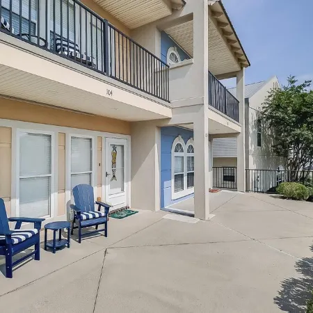 Gulfviews, short walk to Beaches w Pool sleeps 4
