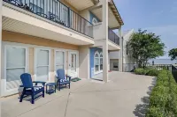 Gulfviews, short walk to Beaches w Pool sleeps 4