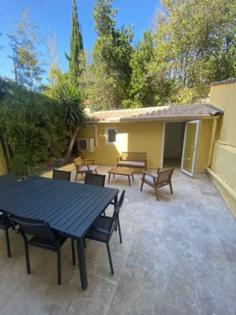 Très bel Appartement à 5 Minutes à Pieds de la mer Отели рядом с достопримечательностью «Le Port de Toulon»