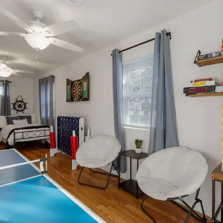 Newly Renovated 4BR Beach Retreat: Walk to beach,Games, Pet Friendly, Near DT
