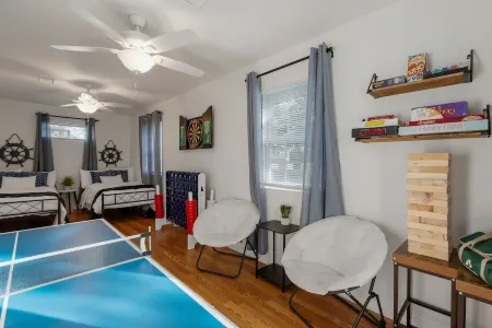 Newly Renovated 4BR Beach Retreat: Walk to beach,Games, Pet Friendly, Near DT Отели в г. Вилано-Бич