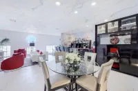 This beautiful 1 bedroom art deco 1500 sq. ft apt has its own private entrance.