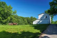 Breathtaking farmhouse with 4 bedrooms, Fishing, Kayaking, 6 acre pond!
