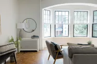 Walking distance to Wellspan York Hospital, York College. Comfortably sleeps 8. Hotels in York