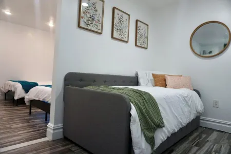 Cozy studio with 1 bedroom, 15 mins away from NYC Отели в г. Юнион-Сити