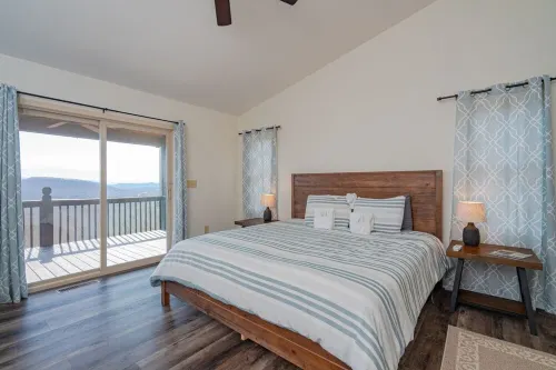 Spacious 5 BR Cabin Stunning Mountain View w HOT TUB