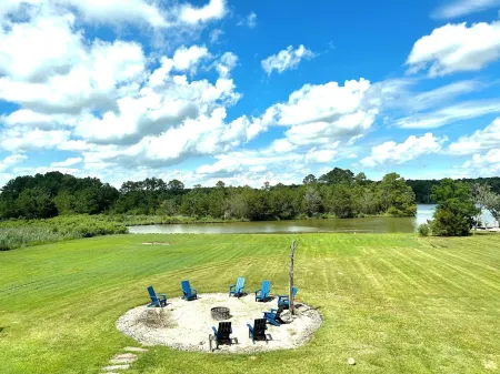 The Blue Heron-Spacious Waterfront Eastern Shore getaway with kayaks
