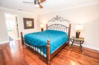 Playa Blanca Waterfront Resort with Pool&Spa, Dock, Kayaks, Sand, Pets Welcome! Publix Super Market at Paradise Shoppes of Apollo Beach附近的飯店