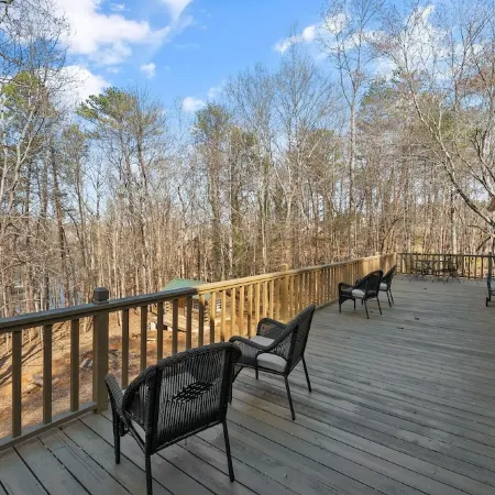 Log Cabin with Big Deck Energy on Lake Lanier, fire pit and lake access