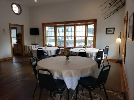 Historic Hardware Inn with River Views: Suite 102