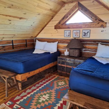 Loft cabin close to Pioneer Woman's Mercantile
