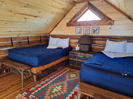 Loft cabin close to Pioneer Woman's Mercantile