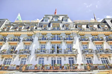 Grand Hotel Suisse Majestic, Autograph Collection Отели рядом с достопримечательностью «Golden Pass Railway»
