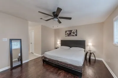 Spacious Modern & Family 3 BR 🏠🏘 Hotels near Houston Underground