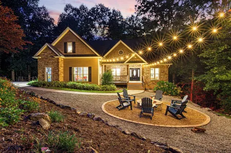 15 Minutes to Downtown Asheville! Movie Theater, Game Rm, HotTub, Sauna, Firepit