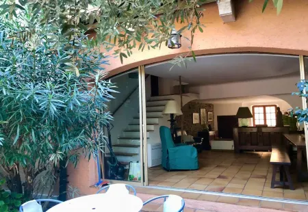 Central old town location with sea view & patio garden