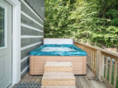 Boone/Blowing Rock Cabin: Hot Tub, Mountain Views, Sleeps 8, Peaceful, Private Hotels in Watauga