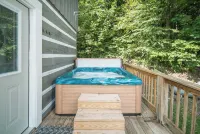 Boone/Blowing Rock Cabin: Hot Tub, Fireplace, Mountain View, Sleeps 8