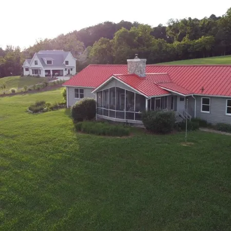 Adjacent to South Holston River. Pet/smoke free!  Great fishing! Close to BMS!