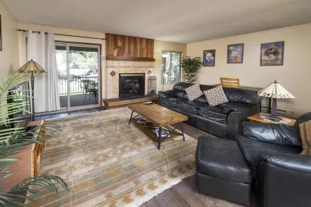 Private, Quiet 2 Bedroom Condo w/ Pool & Hot Tub