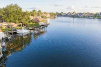 New Orleans Suburban Waterfront 5BR Home Sleeps 12 With Boat Dock