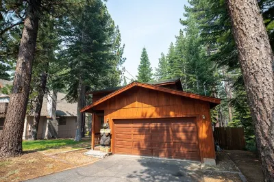 South Lake Tahoe Cabin w/Hot Tub, Fenced Yard, 10 Min to Lake and Slopes Các khách sạn gần Lake Tahoe