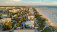 Blue Dolphin Beach Front Cottage 5 Star Home- Large Private Pool - One of a Kind