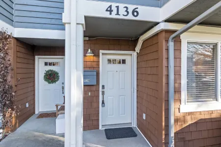 Westside Den Отели рядом с достопримечательностью «Алки Пойнт Лайтхаус»