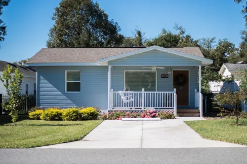 Newly Furnished 2 Bedroom, 1 1/2 Bath House With 2 Porches Close To The Villages Hotels in Fruitland Park