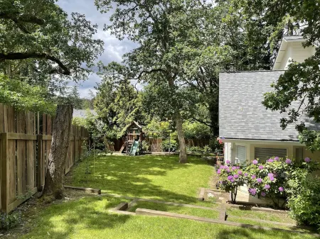 Beautiful, Open, Light Filled Home Close to University of Oregon Campus.