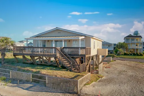 OCEAN FRONT, 4BD 2BA, FENCED YARD,  PET FRIENDLY, DIRECT BEACH ACCESS