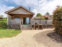 Honeysuckle lodge - sleeps 4/5 with wood burner and private hot tub Hotels in Cheddar