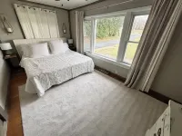 Friendly City Stay! HOT TUB, NEW LISTING!