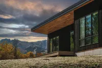 The Heron. Horse Creek Cabins. Lux 2 bed/2 bath with King Bed, AC, Creek Front. Hotels near Yellowstone Hotsprings Campground