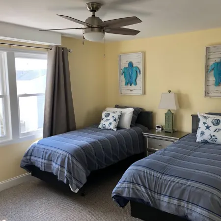Family Friendly - 1/2 Block To Beach - 4 BR 3 Bath - Driveway Parking!