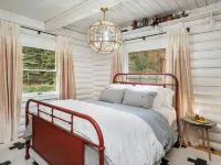 From Sunrise to Sunset - Peaceful Waterfront Escape 7 acres, 300+ ft. beachfront ポンダレイのホテル