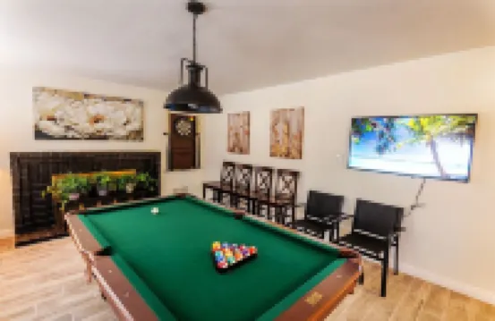 Entire house, pool, minutes to strip, Sleeps 10! Only 3 miles away from Strips