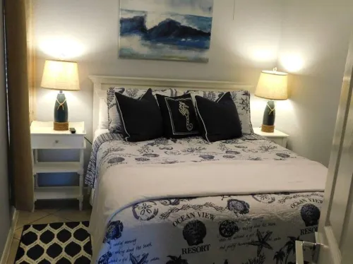 Seaside Dreams Top Floor Beach Condo on the Seawall