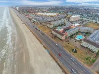 Seaside Dreams Top Floor Beach Condo on the Seawall