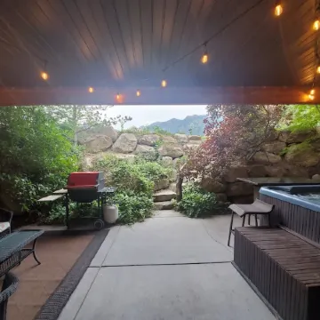 Great Sandy apartment with hot tub and pool table!