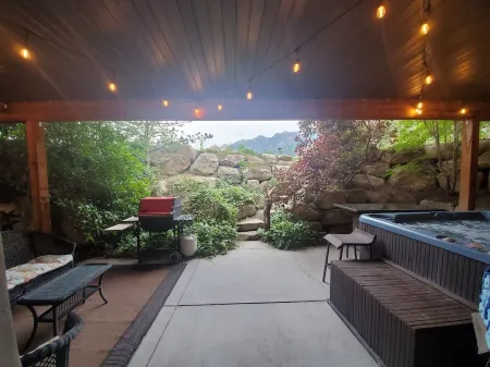 Great Sandy apartment with hot tub and pool table!