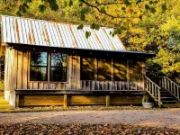 Caddo River Shack - 2 secluded acres with Kayaks and outdoor tub - Pet Friendly Hotels in Pike County